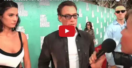 بالفيديو - تعرفوا على ابنة فان دام الحسناء وكيف تنفذ حركته الشهيرة 