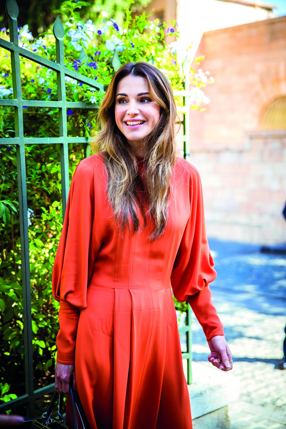 الملكة رانيا تصطحب ملكة بلجيكا ماتيلد في جولة في صالة عرض مؤسسة نهر الأردن في جبل عمان