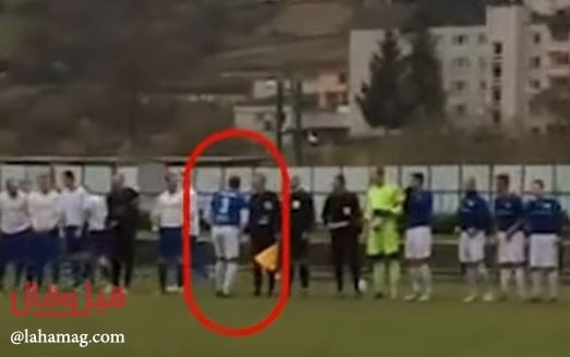 بالفيديو - لاعب كرة يعرض الزواج على حكم المباراة في الملعب!