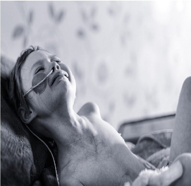 صور موجعة - أب يوثق معاناة طفلته مع مرض السرطان