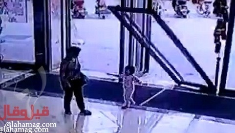 فيديو مرعب - طفلة تنجو بأعجوبة بعد سقوط باب ضخم عليها!