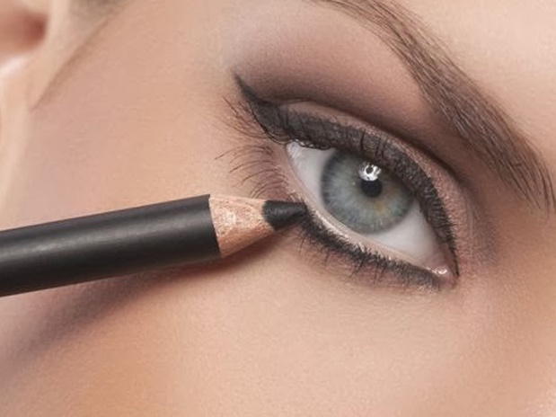 الكحل الموجود في الأسواق يحتوي على مواد خطيرة.. إليكم التفاصيل!!