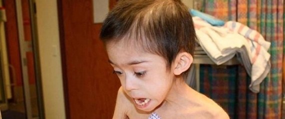 بالصور - أم تحبس طفلها 