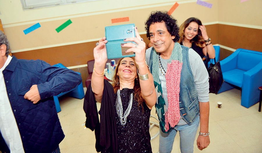 محمد منير يعلّق على أزمة السكر ويحذّر جمهوره