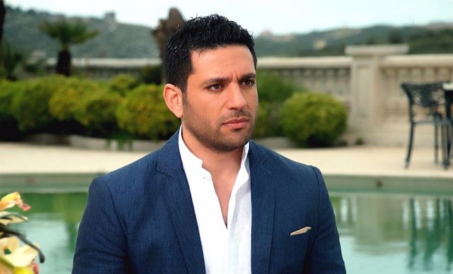 رغم انشغاله بشهر العسل حسن الرداد يشعل فايسبوك بصورة.. من معه فيها؟