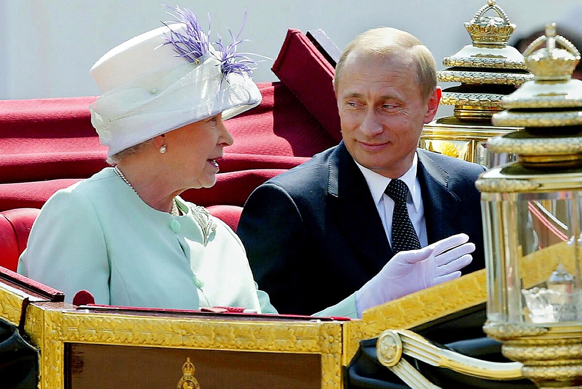لهذا السبب الغريب والمُضحك لم تعرف الملكة إليزابيث الثانية مَن هو فلاديمير بوتين!