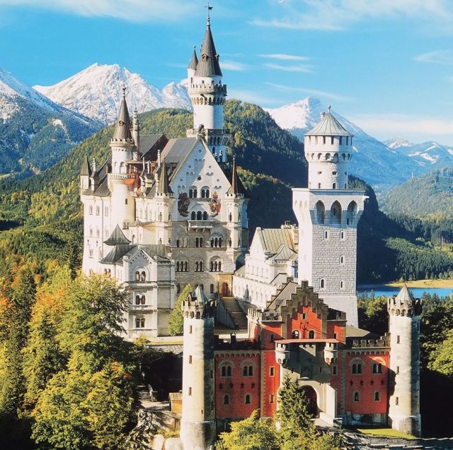قصر نيوشفانشتاين Neuschwanstein في ولاية بافاريا الألمانية