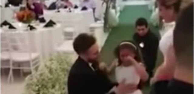 فيديو مؤثّر للغاية- لن تصدّقوا ماذا قدّم هذا العريس لطفلة زوجته المستقبليّة خلال حفل الزفاف..