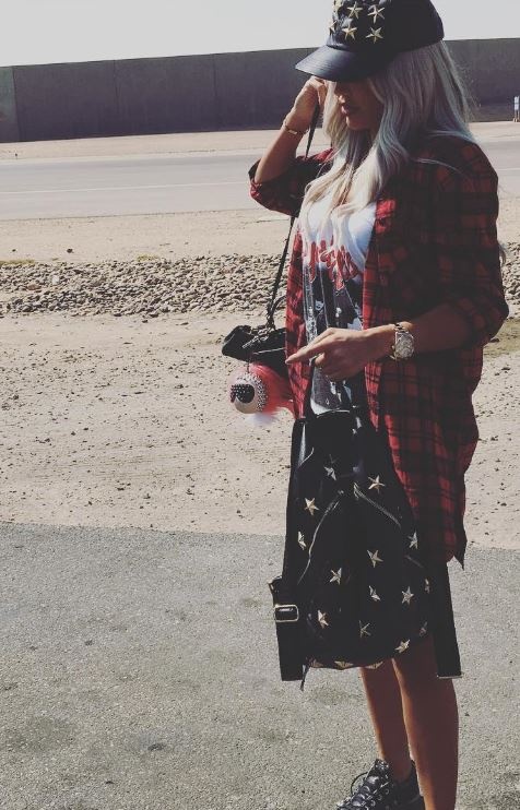 مايا دياب تحول القميص إلى أكسسوار لافت... الدليل بالصور