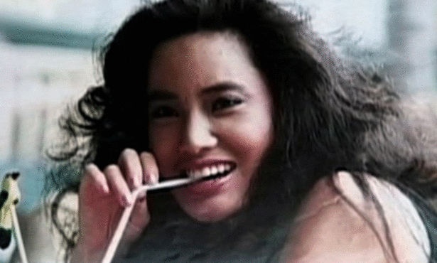 بالفيديو- عارضة أزياء عالميّة تحقن وجهها بزيت الطبخ.. لن تصدّقوا كيف أصبح شكلها!!