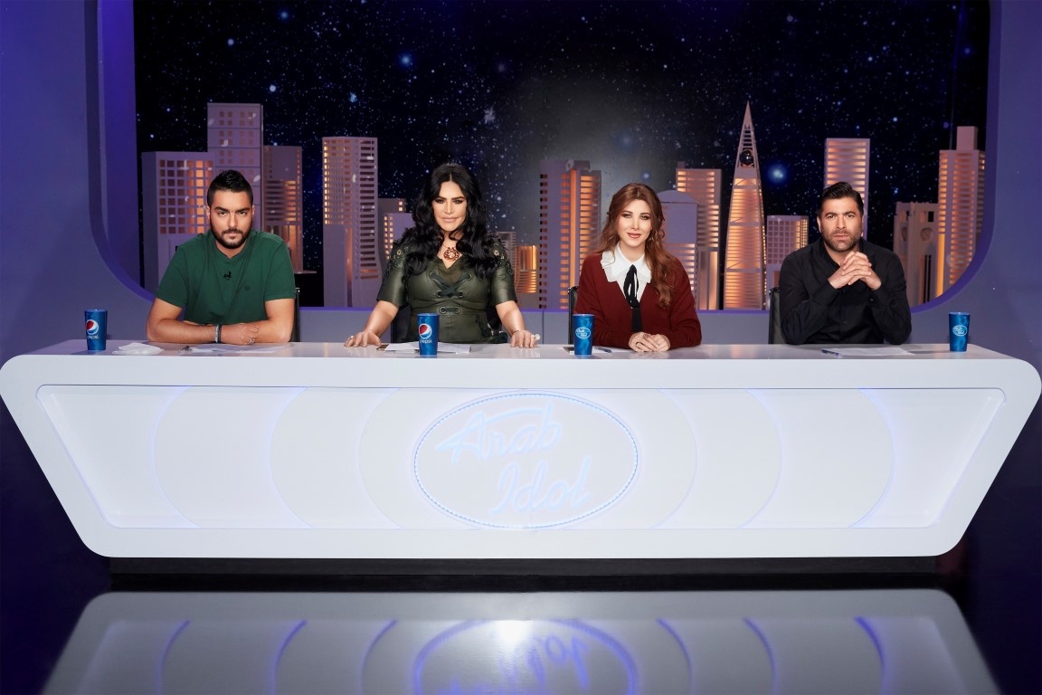 لجنة وهمية تُربك مشتركي Arab Idol ووالدة عراقي ترافقه في قاعة الإختبار!