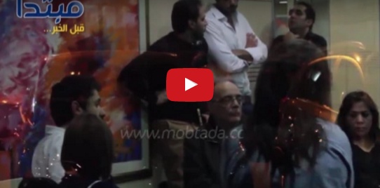 بالفيديو - النجوم وعائلة محمود عبد العزيز يلقون نظرة الوداع على جثمانه