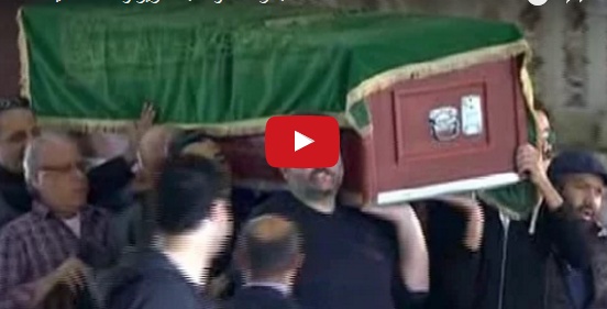 بالفيديو - جنازة محمود عبد العزيز ونجلاه يحملان جثمانه بعد الصلاة عليه