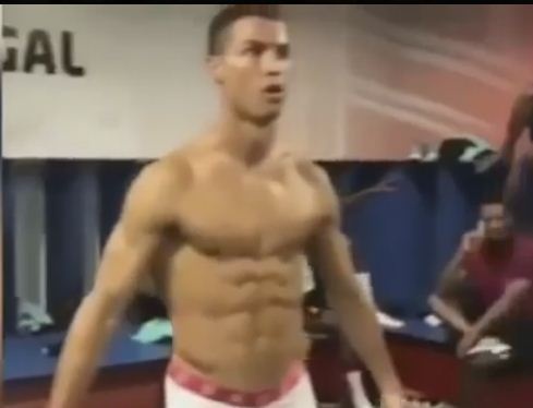 بالفيديو - بعد تحدي الثلج نجوم يقلدون التماثيل بطريقة طريفة... شاهدوا ماذا فعلوا