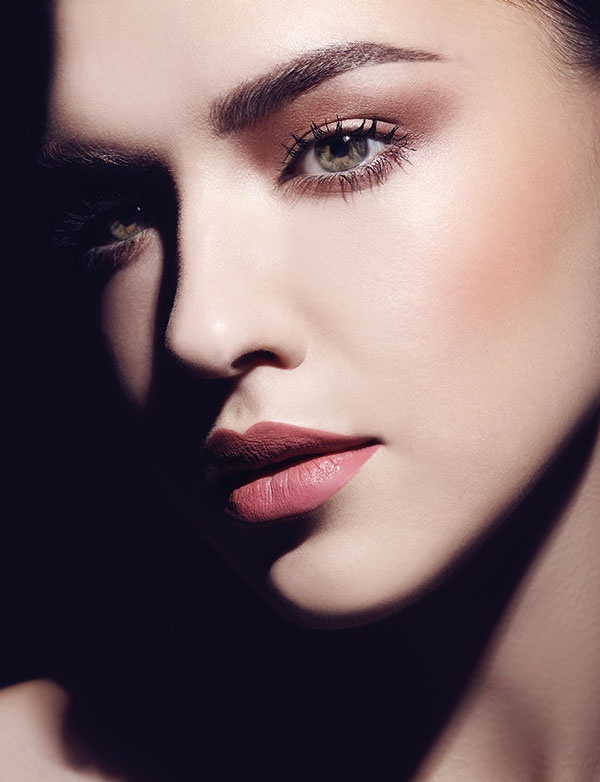 تركيز على الشفتين مع الألوان الأكثر رواجاً هذا الشتاء: الحيادي الوردي، والأحمر الباهت، والأرجواني، والمظلل...