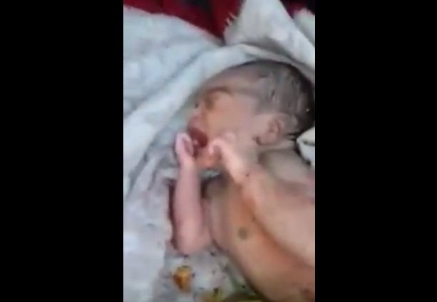 فيديو مؤثر - العثور على رضيع بين النفايات بالسعودية!