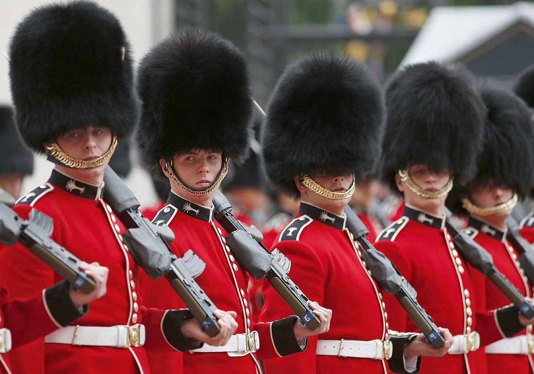 بالفيديو- اقترب من حارس الملكة ولم يتوقّع أن ينتهي الأمر بهذه الطريقة المرعبة!