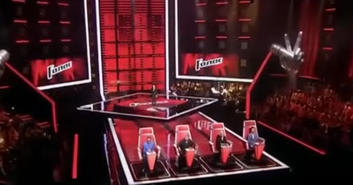 فيديو رائع - إبنة أحد الحكام تشارك في Thevoice.. شاهدوا رد فعله بعد رؤيتها!