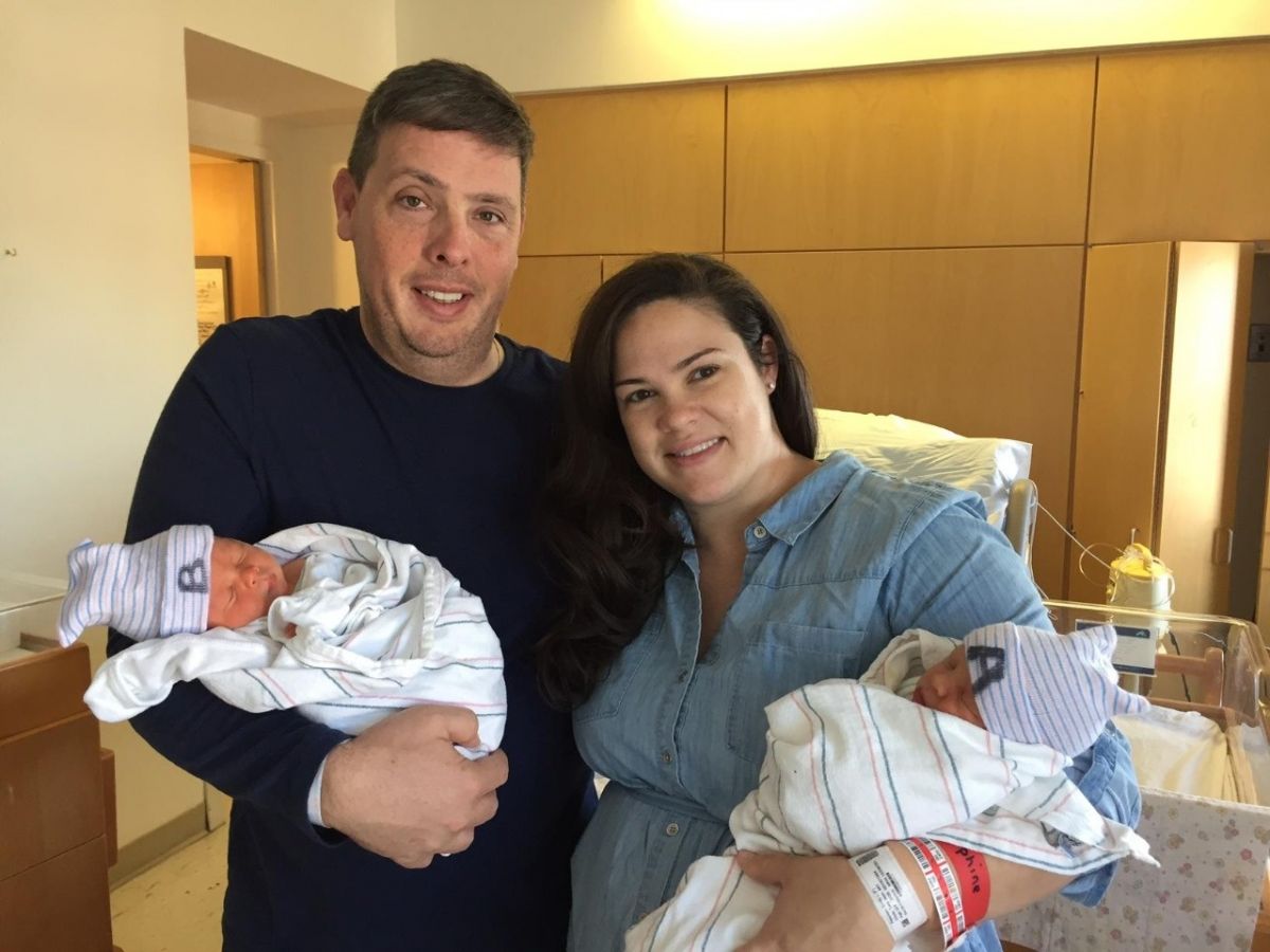 حالة نادرة - ولد قبل شقيقه التوأم لكنّه أصغر سناً منه.. إليكم القصة!