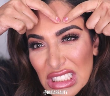 بالفيديو- حيلة ذكيّة لإخفاء البثور بدقائق!!