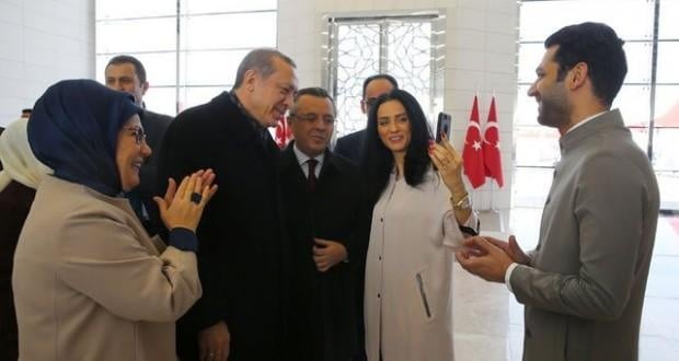 مفاجأة بالصور - خطيبة مراد يلدريم شاركت في اعمال فنية كان آخرها 