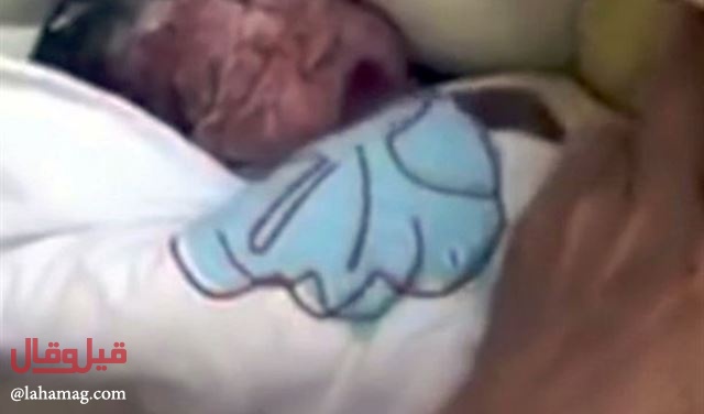 بالفيديو- رمت طفلتها التي لم يتعدّ عمرها الساعة في سلّة النفايات.. شاهدوا ردّ فعل المارّة!!