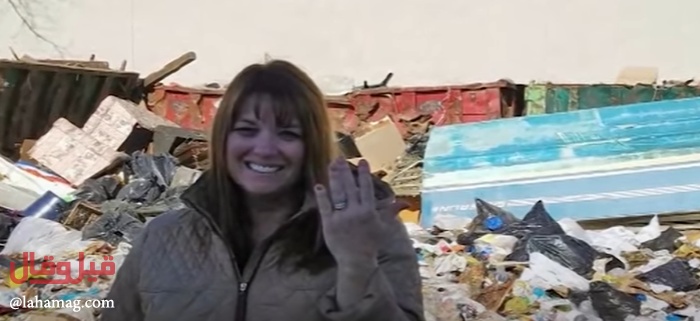 بالفيديو - سيدة تبحث في القمامة عن خاتمين.. والسبب رائع!