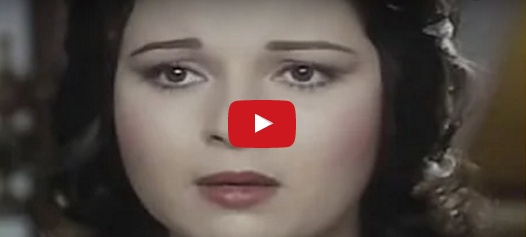 بالفيديو - نورا بظهور نادر في عزاء محمود عبد العزيز مع شقيقتها بوسي بعد غياب سنين
