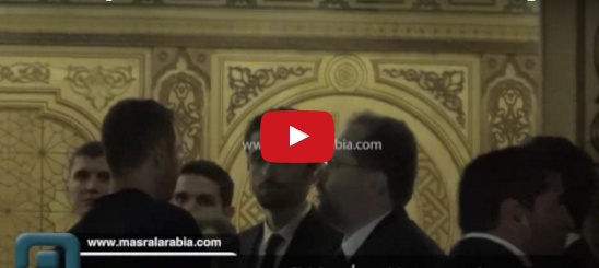 بالفيديو - التقاء أحمد عزّ وزينة في عزاء محمود عبد العزيز بعد أن نعتته بـ