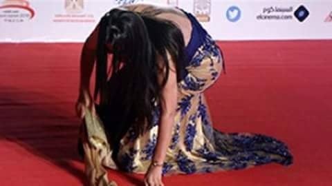 بالصور: 8 فنانات تعرضن لمواقف محرجة وسقطن على الأرض.. واحدة اكدت إنها محسودة واخرى نقلت إلى المستشفى!