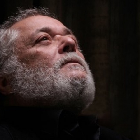 مخرج مصري يكشف سرا بكاء محمود عبد العزيز على باب التلفزيون وماذا فعلت نورا!