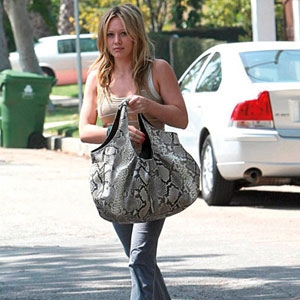 جلد الثعبان في حقائب اليد 