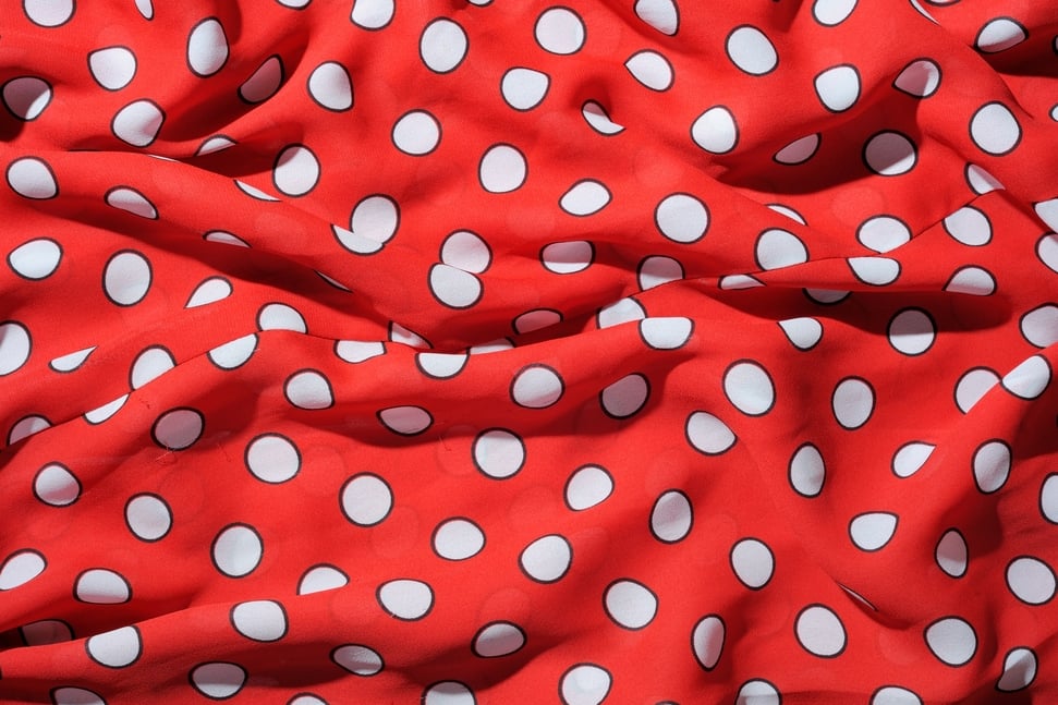 وابل من السكاكر الملونة في غرفة النوم