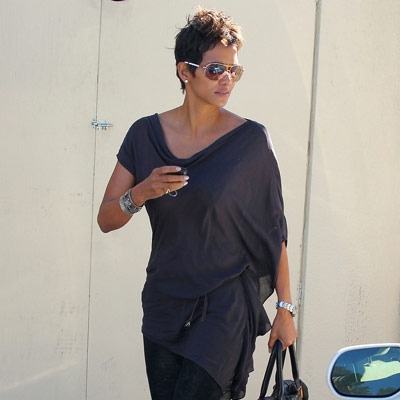 هالي بيري تضع نظارات شمسية...