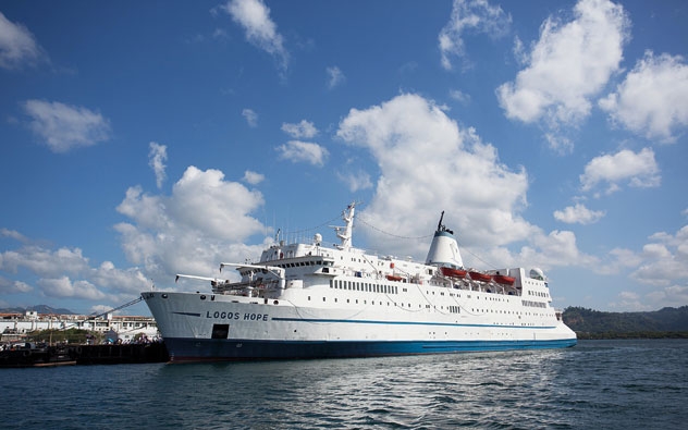 أضخم معرض عائم للكتاب في العالم يرسو في أبو ظبي