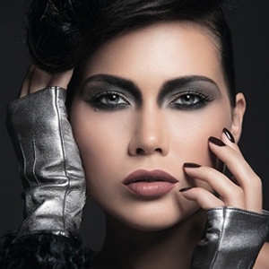 طلة رماديةك نظرة أنيقة تتباهى بالظلال الرمادية