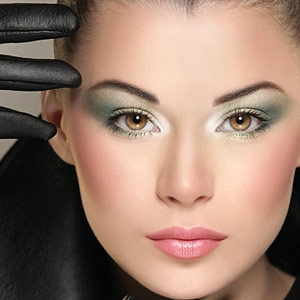 نظرة ساحرة تحت قفازات جلدية