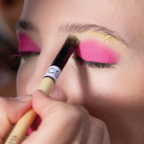 العيون بألوان قوس قزح