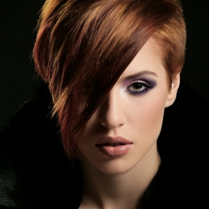 صاحبة الشعر الأحمر