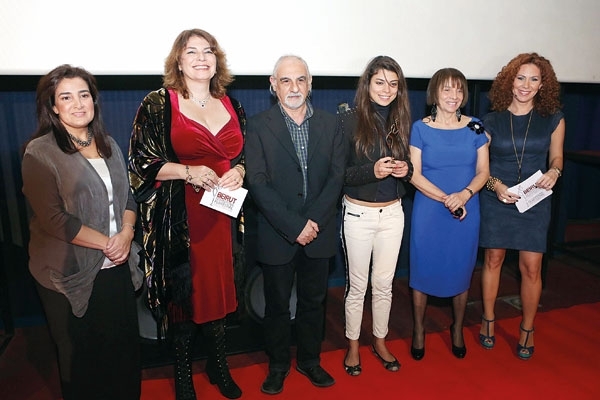 القيّمون على المهرجان يقدمون الجائزة للمخرجة صونيا حبيب