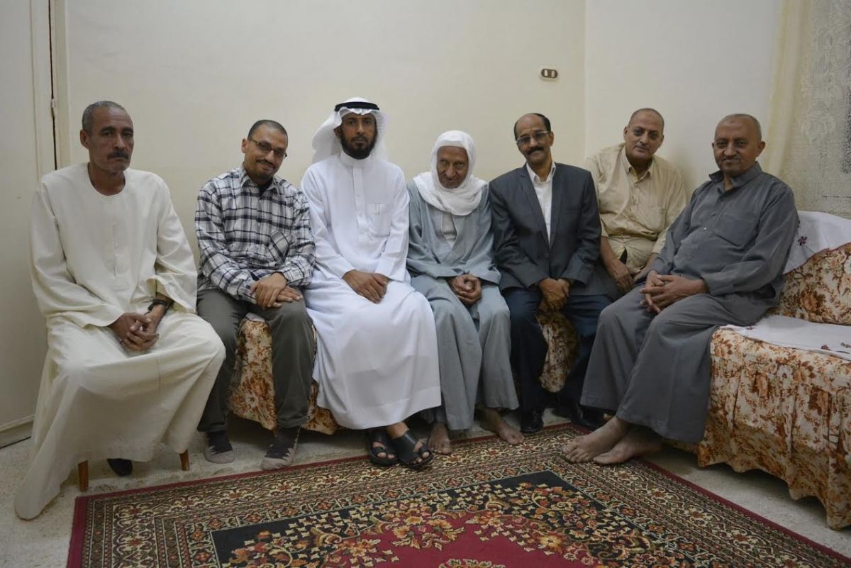 بالصور - قصة إنسانية تشعل مواقع التواصل: سعودي يبحث عن معلمه المصري 41 عاماً.. ماذا حصل؟