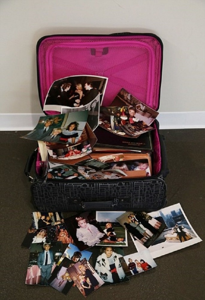 بالصور - أميركية تعثر على حقيبة قديمة لدونالد ترامب.. شاهدوا ماذا وجدت!!