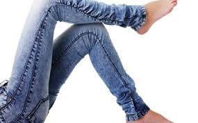تحذير من أضرار الجينزات الضيقة لا سيما على الاجهزة التناسلية.. إليكم المعلومات!