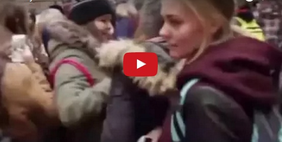 بالفيديو - شاهدوا هذه المعجبة تجرد نجماً عالمياً من بنطاله عنوةً