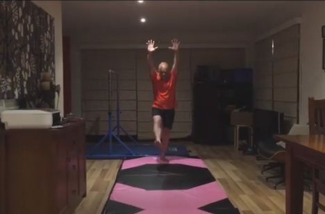 فيديو طريف - أب يقلد حركات طفلته.. شاهدوا ماذا حصل!