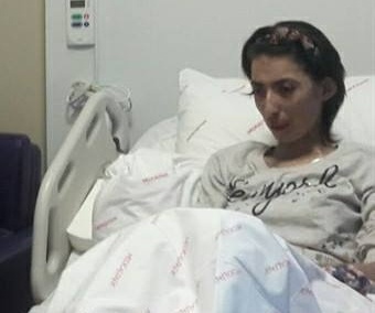 بالصور- نجم تركي شهير يحقق حلم فتاة مريضة.. من هو؟ وماذا فعل؟