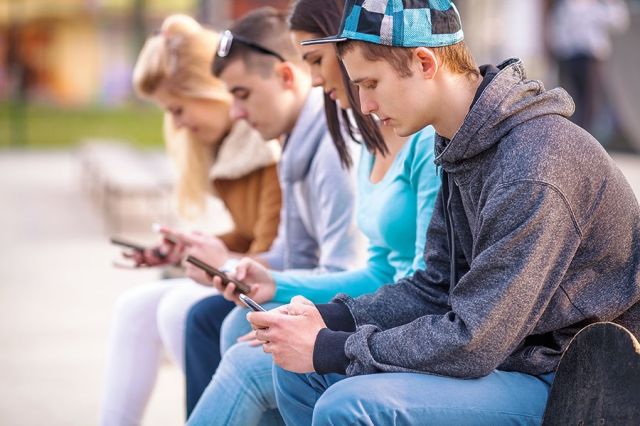 المراهق بين التواصل الافتراضي والتواصل الواقعي