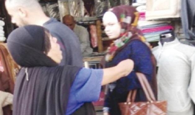 أردنية تتسول يومياً وعائلتها تمتلك عقارات وفيلا وسيارات فخمة.. اليكم القصة!