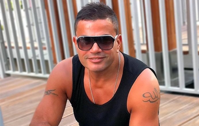 بالصور - شاهدوا عمرو دياب كيف كان شكله قبل إزالة الشامة.. كيف نعرف اذا كانت الشامة مسرطنة؟