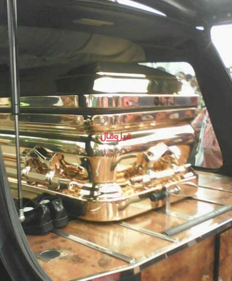 وضع جثمان والده في تابوت من الذهب 24 قيراط... وما فعله بعد دفنه أكثر غرابةً!